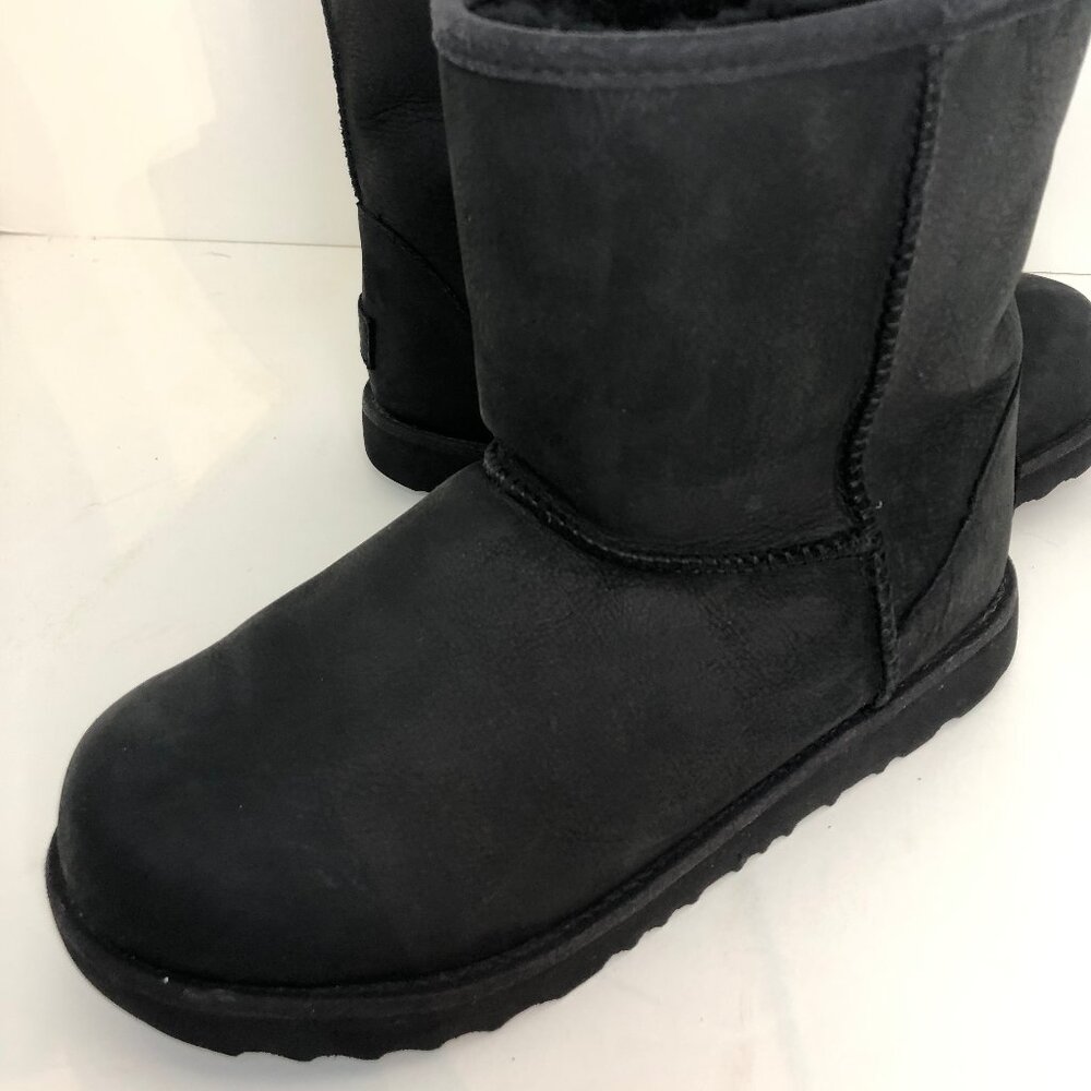 UGG Classic Short II Size 5